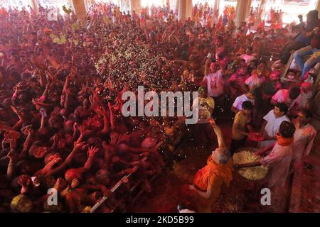 Anhänger feiern mit Farben, einen Tag vor dem Fest der 'Holi', im Govind Dev Ji Tempel, in Jaipur, Rajasthan, Indien, Donnerstag, 17. März, 2022. (Foto von Vishal Bhatnagar/NurPhoto) Stockfoto