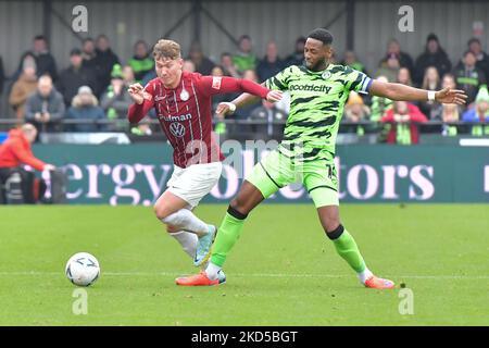 South Shields, Großbritannien. 05.. November 2022. Dillon Morse von South Shield und Jamille Matt von Forest Green Rover verfolgen den lockeren Ball beim Spiel der FA Cup 1. Round zwischen South Shields und Forest Green Rovers am Samstag, den 5.. November 2022 im Mariners Park, South Shields. (Kredit: Scott Llewellyn | MI Nachrichten) Kredit: MI Nachrichten & Sport /Alamy Live Nachrichten Stockfoto