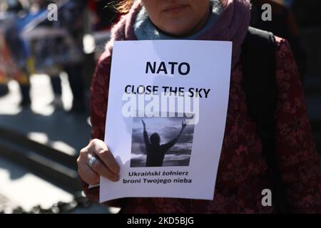 Ein Protestler hält ein Banner, das die NATO auffordert, den Himmel über der Ukraine während einer Demonstration in Krakau, Polen, am 17. März 2022 zu schließen. Zehntausende Flüchtlinge aus der Ukraine fliehen nach Polen aufgrund russischer Angriffe. (Foto von Jakub Porzycki/NurPhoto) Stockfoto