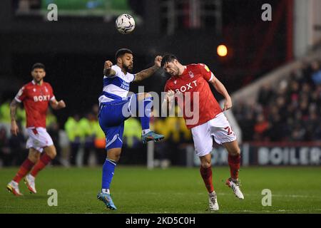 Scott McKenna von Nottingham Forest kämpft mit Andre Gray von den Queens Park Rangers während des Sky Bet Championship-Spiels zwischen Nottingham Forest und Queens Park Rangers am City Ground, Nottingham, am Mittwoch, 16.. März 2022. (Foto von Jon Hobley/MI News/NurPhoto) Stockfoto