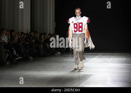 Kiew, Ukraine. 3.. Februar 2022. Ein Model stellt eine Kreation des Designers Yadviga Netyksha während der Ukrainischen Fashion Week Herbst-Winter 2022-23 in Kiew vor. Die Ukrainian Fashion Week wurde 1997 gegründet und wurde die erste Pret-a-Porter Week in Osteuropa. (Bild: © Oleksii Chumachenko/SOPA Images via ZUMA Press Wire) Stockfoto