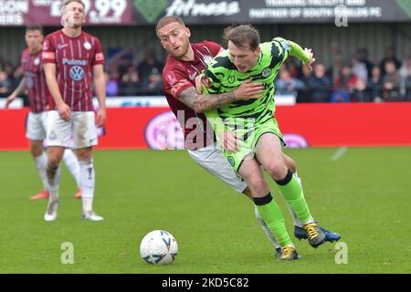 South Shields, Großbritannien. 05.. November 2022. Regan Hendry von Forest Green Rover stellt sich am Samstag, den 5.. November 2022, dem Spiel der FA Cup 1.-Runde zwischen South Shields und Forest Green Rovers im Mariners Park, South Shields, gegen die Herausforderung von Lewis Alessandra von South Shield. (Kredit: Scott Llewellyn | MI Nachrichten) Kredit: MI Nachrichten & Sport /Alamy Live Nachrichten Stockfoto