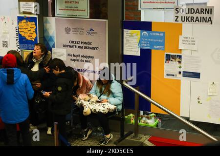 Flüchtlinge, die aus der Ukraine angereist sind, werden am 17. März 2022 am Hauptbahnhof in Krakau, Polen, gesehen. Die russische Invasion in der Ukraine führt zu einer Massenflucht von Flüchtlingen nach Polen. (Foto von Beata Zawrzel/NurPhoto) Stockfoto