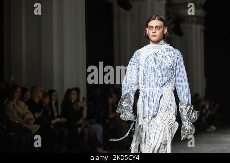 Kiew, Ukraine. 3.. Februar 2022. Ein Model stellt eine Kreation des Designers Yadviga Netyksha während der Ukrainischen Fashion Week Herbst-Winter 2022-23 in Kiew vor. Die Ukrainian Fashion Week wurde 1997 gegründet und wurde die erste Pret-a-Porter Week in Osteuropa. (Bild: © Oleksii Chumachenko/SOPA Images via ZUMA Press Wire) Stockfoto