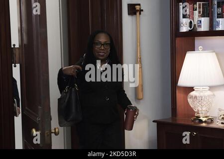 Der FÜR SCOTUS nominierte Richter Ketanji Brown Jackson kommt heute am 17. März 2022 zu einem Treffen mit US-Senator deb Fischer (R-NE) im Russell Senate/Capitol Hill in Washington DC, USA. (Foto von Lenin Nolly/NurPhoto) Stockfoto