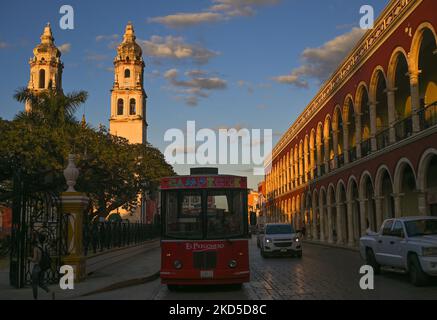 Blick auf das historische Zentrum von Campeche mit der Kathedrale unserer Lieben Frau von der Unbefleckten Empfängnis, Campeche (Parroquia de nuestra Señora de la Inmaculada Concepción Santa Iglesia Catedral). Am Freitag, den 17. März 2022, in San Francisco de Campeche, Campeche, Mexiko. (Foto von Artur Widak/NurPhoto) Stockfoto