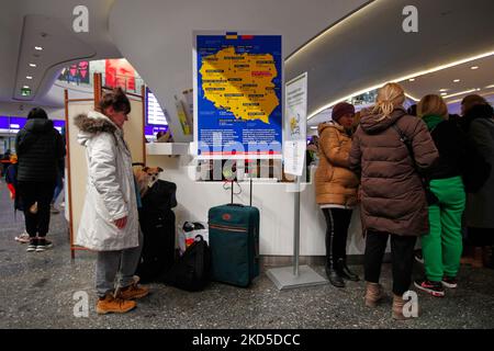 In der Nähe des Hauptbahnhofs in Warschau, Polen, am 18. März 2022. Polen hat seit dem 24. Februar 2022 mehr als 1,5 Millionen Flüchtlinge aufgenommen, die vor der russischen Invasion ihres Landes fliehen mussten. Allein in Warschau ist die Bevölkerung durch den Zustrom von Flüchtlingen um fast 20 Prozent gewachsen. Der Druck auf die Ressourcen hat den Bürgermeister von Warschau, Rafal Trzaskowski, veranlasst, Unterstützung von der EU und den Vereinten Nationen zu fordern. (Foto von STR/NurPhoto) Stockfoto