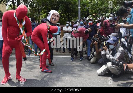 Der zweite große Protest, der zum Rücktritt von Präsident Gotabaya Rajapaksa aufrief, wurde von der Socialist Youth Union – einem Jugendflügel der Peoples Liberation Front – organisiert und fand am 18. März 2022 in Colombo, Sri Lanka, statt. Dies ist der zweitgrößte Protest in einer Reihe öffentlicher Demonstrationen inmitten der sich entwickelnden Lebensmittelknappheit, täglichen Stromausfällen und dem Mangel an Treibstoff im Land. (Foto von Akila Jayawardana/NurPhoto) Stockfoto