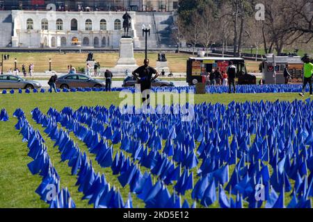 Am 18. März 2022 werden in der National Mall in Washington, D.C. im Rahmen der United in Blue Art Installation blaue Flaggen gesehen. Die Installation ist eine visuelle Darstellung von mehr als 27.400 Menschen unter 50 Jahren, die im Jahr 2030 mit Darmkrebs diagnostiziert wurden. (Foto von Bryan Olin Dozier/NurPhoto) Stockfoto