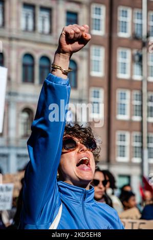 Eine Frau ruft während der Demonstration gegen Rassismus in Amsterdam am 19.. März 2022 Slogans gegen Rassismus und Diskriminierung aus. (Foto von Romy Arroyo Fernandez/NurPhoto) Stockfoto