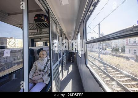 Eine Frau im Zug, bevor sie nach Krakau abfährt. Flüchtlinge, die nach der russischen Invasion aus der Ukraine fliehen, werden im Bahnhof Przemysl gesehen, der den Zug bestieg, um weiter nach Polen oder anderen europäischen Ländern zu gelangen. Die Menschen kommen vom Grenzübergang Medyka - Shehyni an, wo die meisten von ihnen zu Fuß die polnisch-ukrainische Grenze überqueren. Laut UN - UNHCR haben mehr als 3,3 Millionen Flüchtlinge das Land verlassen, wie die Vereinten Nationen angekündigt und die Daten auf einer Karte gezeigt haben, und fast 6,5 Millionen Ukrainer wurden intern ausgeplündert. Przemysl, Polen am 18. März 2022 (Foto: Nicolas Economou/NurPhot Stockfoto