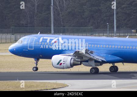 Neue Fluggesellschaft, ITA Airways Airbus A320, wie man sie mit der neuen blauen Lackierung sieht, fliegt, landet und rollt am Flughafen Eindhoven EIN. Das Schmalkörper-Airbus-Flugzeug hat die Registrierung Ei-DTL und trägt den Namen Alberto Tomba W. ITA Airways ( Italia Trasporto Aereo Spa ) ist die staatliche Fluggesellschaft Italiens und Mitglied der globalen Allianz von SkyTeam-Fluggesellschaften. Eindhoven, Niederlande am 12. März 2022 (Foto von Nicolas Economou/NurPhoto) Stockfoto