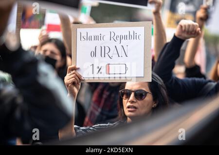 Istanbul, Türkei. 04.. November 2022. Der Protestierende hält während der Demonstration ein Plakat. Nach dem Tod von Mahsa Amini organisierten Demonstranten eine Demonstration. Mahsa fiel ins Koma und starb, nachdem er in Teheran von der Moralpolizei verhaftet worden war, weil er angeblich die Hijab-Regeln des Landes verletzt hatte. Aminis Tod hat Wochen gewaltsamer Proteste im ganzen Iran ausgelöst. Kredit: SOPA Images Limited/Alamy Live Nachrichten Stockfoto