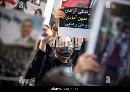 Istanbul, Türkei. 04.. November 2022. Der Protestierende hält während der Demonstration ein Plakat. Nach dem Tod von Mahsa Amini organisierten Demonstranten eine Demonstration. Mahsa fiel ins Koma und starb, nachdem er in Teheran von der Moralpolizei verhaftet worden war, weil er angeblich die Hijab-Regeln des Landes verletzt hatte. Aminis Tod hat Wochen gewaltsamer Proteste im ganzen Iran ausgelöst. Kredit: SOPA Images Limited/Alamy Live Nachrichten Stockfoto