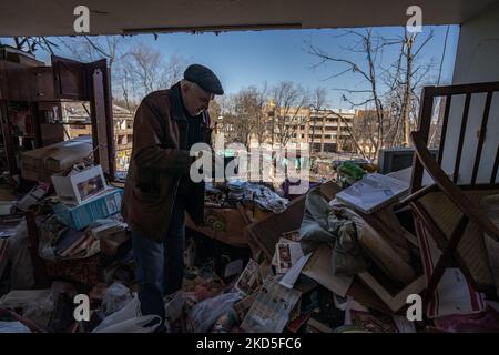 Pavil, der sagt, er sei fast 70 Jahre alt, nimmt den Schaden seines Wohnhauses im zweiten Stock, das jetzt in Kiew, Ukraine, eine Mauer vermisst, am 19. März 2022 an. Am 18.. März landete eine Rakete im Hof zwischen Wohnkomplexen und verursachte ihnen allen erhebliche Schäden. Pavil war zum Zeitpunkt der Explosion in seiner Wohnung, erlitt aber bemerkenswert keine schweren Verletzungen. (Foto von Jordan Stern/NurPhoto) Stockfoto