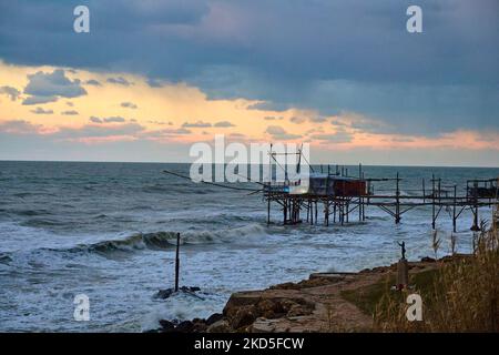 Trabocco Sasso della Cajana beleuchtet mit Anti-Kriegs-ukrainischen Farben in San Vito Chietino, Abruzzen, Italien am 14. März 2022. (Foto von Federica Roselli/NurPhoto) Stockfoto