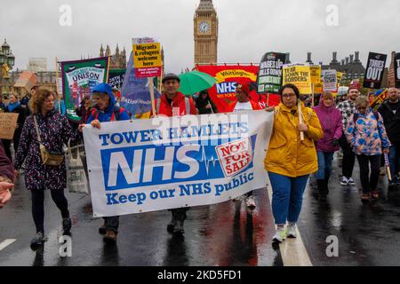 London, Großbritannien. 5.. November 2022. Tausende von Menschen, die marschieren, fordern eine Parlamentswahl. Sie wollen Hilfe von der Regierung bei ihren Treibstoffrechnungen und den Lebenshaltungskosten.Tausende sind auf die Straßen von London gegangen, um jetzt eine Parlamentswahl zu fordern, zusammen mit einer größeren Unterstützung für normale Menschen, die mit den Lebenshaltungskosten kämpfen.Kredit: Karl Black/Alamy Live News Stockfoto