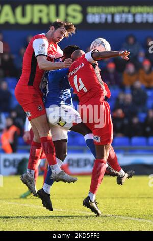 Christopher Missilou von Oldham Athletic takelt mit Sam Stubbs von Exeter City und Nigel Atangana von Exeter City während des Spiels der Sky Bet League 2 zwischen Oldham Athletic und Exeter City im Boundary Park, Oldham am Samstag, den 19.. März 2022. (Foto von Eddie Garvey/MI News/NurPhoto) Stockfoto