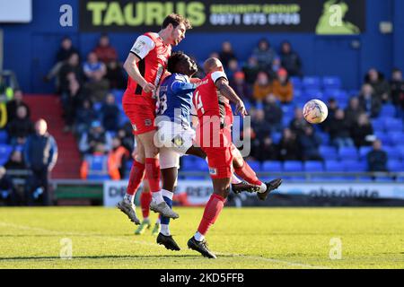 Christopher Missilou von Oldham Athletic takelt mit Sam Stubbs von Exeter City und Nigel Atangana von Exeter City während des Spiels der Sky Bet League 2 zwischen Oldham Athletic und Exeter City im Boundary Park, Oldham am Samstag, den 19.. März 2022. (Foto von Eddie Garvey/MI News/NurPhoto) Stockfoto