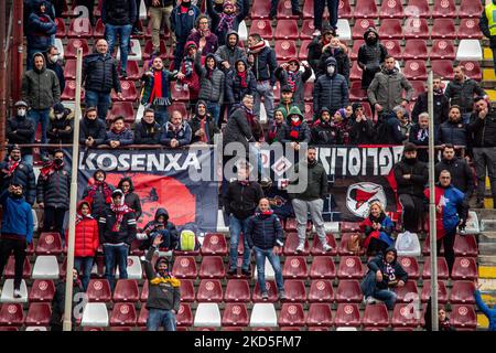 Fans von cosenza beim Spiel Reggina 1914 gegen Cosenza Calcio am 19. März 2022 im Stadio Oreste Granillo in Reggio Calabria, Italien (Foto: Valentina Giannettoni/LiveMedia/NurPhoto) Stockfoto