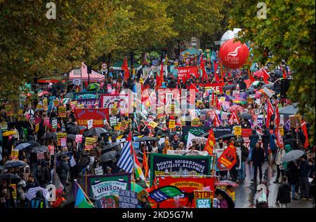 London, Großbritannien. 5.. November 2022. Tausende von Menschen, die marschieren, fordern eine Parlamentswahl. Sie wollen Hilfe von der Regierung bei ihren Treibstoffrechnungen und den Lebenshaltungskosten.Tausende sind auf die Straßen von London gegangen, um jetzt eine Parlamentswahl zu fordern, zusammen mit einer größeren Unterstützung für normale Menschen, die mit den Lebenshaltungskosten kämpfen.Kredit: Karl Black/Alamy Live News Stockfoto