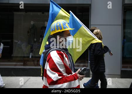 Ukrainische Anhänger marschieren am 19-2022. März auf der Kundgebung zum Times Square in New York City, USA, durch die Straßen und skandieren Slogans mit Schildern und Fahnen. Während die russische Invasion in der Ukraine mit intensiven Beschuss und Angriffen auf Zivilisten eskaliert, fordern Demonstranten eine Flugverbotszone über dem Land. (Foto von John Lamparski/NurPhoto) Stockfoto