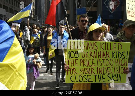 Ukrainische Anhänger marschieren am 19-2022. März auf der Kundgebung zum Times Square in New York City, USA, durch die Straßen und skandieren Slogans mit Schildern und Fahnen. Während die russische Invasion in der Ukraine mit intensiven Beschuss und Angriffen auf Zivilisten eskaliert, fordern Demonstranten eine Flugverbotszone über dem Land. (Foto von John Lamparski/NurPhoto) Stockfoto