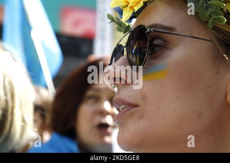 Ukrainische Anhänger singen Slogans mit Schildern und Flaggen während einer Kundgebung auf dem Times Square am 19-2022. März in New York City, USA. Während die russische Invasion in der Ukraine mit intensiven Beschuss und Angriffen auf Zivilisten eskaliert, fordern Demonstranten eine Flugverbotszone über dem Land. (Foto von John Lamparski/NurPhoto) Stockfoto