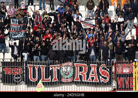 Crotone Ultras während des Spiels der italienischen Fußball-Serie B AC Monza gegen FC Crotone am 19. März 2022 im Stadio Brianteo in Monza (MB), Italien (Foto: Francesco Scaccianoce/LiveMedia/NurPhoto) Stockfoto