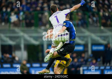 Pietro Terracciano (ACF Fiorentina) und Edin Dzeko (FC Inter) während des Fußballspiels der italienischen Meisterschaft Serie A zwischen dem FC Internazionale und ACF Fiorentina am 19. März 2022 im Stadion Giuseppe Meazza in Mailand. (Foto von Luca Rossini/NurPhoto) Stockfoto