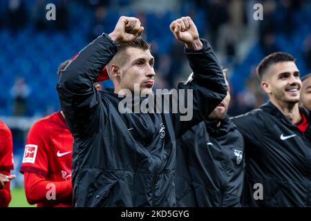 Sinsheim, Deutschland. 05.. November 2022. Fußball: Bundesliga, TSG 1899 Hoffenheim - RB Leipzig, Matchday 13, PreZero Arena. Der Leipziger Willi Orban jubelt nach dem Spiel mit den Fans. Kredit: Tom Weller/dpa - WICHTIGER HINWEIS: Gemäß den Anforderungen der DFL Deutsche Fußball Liga und des DFB Deutscher Fußball-Bund ist es untersagt, im Stadion und/oder vom Spiel aufgenommene Fotos in Form von Sequenzbildern und/oder videoähnlichen Fotoserien zu verwenden oder zu verwenden./dpa/Alamy Live News Stockfoto