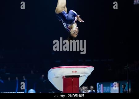 Liverpool, Großbritannien. 05.. November 2022. Liverpool, England, November 5. 2022 Coline Devillard (FRA) tritt bei den Apparat Finals bei den FIG-Weltmeisterschaften in der M&S Bank Arena in Liverpool, England, auf Vault an Dan O' Connor (Dan O' Connor/SPP) Quelle: SPP Sport Press Foto. /Alamy Live News Stockfoto