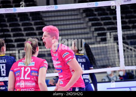 Ebrar Karakurt (Igor Gorgonzola Novara) beim Volleyball Italian Serie A1 Frauenspiel Delta Despar Trentino gegen Igor Gorgonzola Novara am 19. März 2022 im Pala Trento in Trient, Italien (Foto by Lorena Bonapace/LiveMedia/NurPhoto) Stockfoto