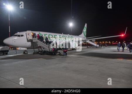 Passagiere werden an Bord einer günstigen Transavia-Fluggesellschaft Boeing 737 für einen Flug in die Niederlande vom Flughafen Krakau Balice aus gesehen. Transavia ist eine niederländische Billigfluggesellschaft, die zur KLM - Air France Group gehört. Kraków John Paul II International Airport KRK bekannt als Krakow Balice Airport. Check-in-Schalter, Ankunfts- und Abflughalle sowie der Gates-Bereich des polnischen Flughafenterminals. Es ist der zweitgrößte Flughafen in Bezug auf den Passagierverkehr in Polen. Die Luftfahrtindustrie und das Passagieraufkommen befinden sich in einer schwierigen Phase, da sich die Coronavirus-Pandemie Covid-19 negativ auf die tr auswirkt Stockfoto