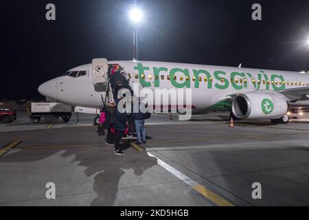 Passagiere werden an Bord einer günstigen Transavia-Fluggesellschaft Boeing 737 für einen Flug in die Niederlande vom Flughafen Krakau Balice aus gesehen. Transavia ist eine niederländische Billigfluggesellschaft, die zur KLM - Air France Group gehört. Kraków John Paul II International Airport KRK bekannt als Krakow Balice Airport. Check-in-Schalter, Ankunfts- und Abflughalle sowie der Gates-Bereich des polnischen Flughafenterminals. Es ist der zweitgrößte Flughafen in Bezug auf den Passagierverkehr in Polen. Die Luftfahrtindustrie und das Passagieraufkommen befinden sich in einer schwierigen Phase, da sich die Coronavirus-Pandemie Covid-19 negativ auf die tr auswirkt Stockfoto