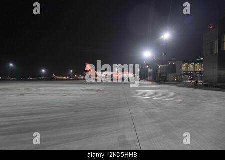 EasyJet Low Cost Airline Airbus-Flugzeuge wie auf dem Asphalt des internationalen Flughafens Kraków John Paul II. KRK, bekannt als Krakow Balice Airport. Check-in-Schalter, Ankunfts- und Abflughalle sowie der Gates-Bereich des polnischen Flughafenterminals. Es ist der zweitgrößte Flughafen in Bezug auf den Passagierverkehr in Polen. Die Luftfahrtindustrie und das Passagieraufkommen befinden sich in einer schwierigen Phase, da die Coronavirus-Pandemie Covid-19 negative Auswirkungen auf die Reisebranche hat und aufgrund der neuen Variantenmutation wie Omicron bei der fünften Welle eine Verschlechterung der Situation befürchtet wird. Krakau Stockfoto