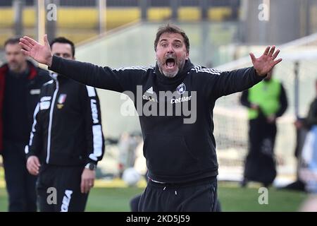 Cheftrainer von Pisa Luca D'Angelo beim Spiel der italienischen Fußball-Serie B AC Pisa gegen AS Cittadella am 20. März 2022 in der Arena Garibaldi in Pisa, Italien (Foto: Gabriele Masotti/LiveMedia/NurPhoto) Stockfoto