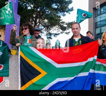 5.. November 2022; Aviva Stadium, Dublin, Irland: Herbst Series international Rugby Irland gegen Südafrika; südafrikanische Anhänger mit ihrer Flagge Stockfoto