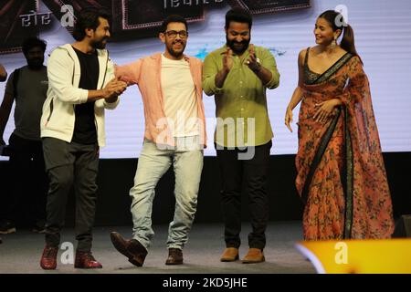 Indische Schauspieler RAM Charan (L), N.T. Rama Rao Jr. (2R), Alia Bhatt (R) tanzen zusammen mit dem Schauspieler Aamir Khan während einer Werbeveranstaltung ihres kommenden Telugu-Films „RRR“ am 20. März 2022 in Neu-Delhi, Indien. (Foto von Mayank Makhija/NurPhoto) Stockfoto