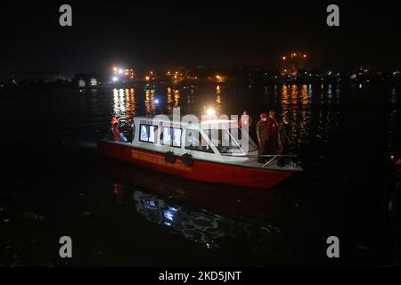 Feuerwehr- und Zivilschutzpersonal führen eine Rettungsaktion durch, nachdem am 20. März 2022 eine Fähre im Fluss Shitalakkhya in Narayanganj, Bangladesch, gesunken ist. Mindestens sechs Peopele, darunter drei Frauen, wurden getötet und Dutzende wurden nach einem Start im Shitalakkhya-Fluss in Narayanganj, Bangladesch, immer noch vermisst. (Foto von Rehman Asad/NurPhoto) Stockfoto