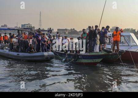 Rettungskräfte versuchen am 20. März 2022, Leichen von einer versunkenen Fähre im Fluss Shitalakshya in Narayanganj, Bangladesch, zu sammeln. Sechs Leichen wurden geborgen, es ist nicht sofort klar, wie viele noch fehlen. (Foto von Kazi Salahuddin Razu/NurPhoto) Stockfoto