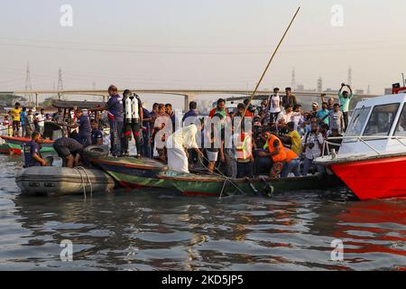 Rettungskräfte versuchen am 20. März 2022, Leichen von einer versunkenen Fähre im Fluss Shitalakshya in Narayanganj, Bangladesch, zu sammeln. Sechs Leichen wurden geborgen, es ist nicht sofort klar, wie viele noch fehlen. (Foto von Kazi Salahuddin Razu/NurPhoto) Stockfoto