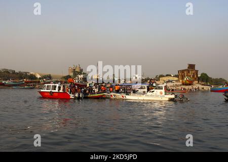 Rettungskräfte versuchen am 20. März 2022, Leichen von einer versunkenen Fähre im Fluss Shitalakshya in Narayanganj, Bangladesch, zu sammeln.sechs Leichen wurden geborgen, es ist nicht sofort klar, wie viele noch vermisst werden. (Foto von Kazi Salahuddin Razu/NurPhoto) Stockfoto
