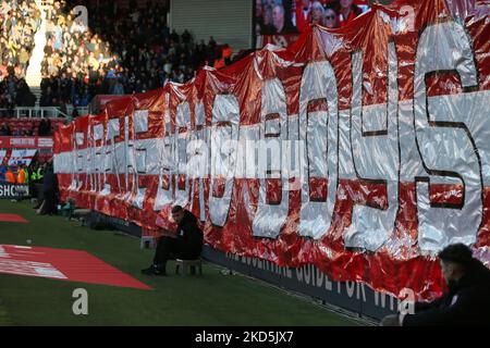 Die Fans von Middlesbrough halten ein Banner vor der Südtribüne hoch, während die Chelsea-Fans während des FA Cup-Spiels zwischen Middlesbrough und Chelsea im Riverside Stadium, Middlesbrough, am Samstag, dem 19.. März 2022, von der Abendsonne erleuchtet werden. (Foto von Mark Fletcher/MI News/NurPhoto) Stockfoto