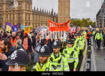 London, England, Großbritannien. 5.. November 2022. Polizeibeamte behalten die Demonstranten von Just Stop Oil auf der Westminster Bridge im Auge. Tausende von Menschen aus verschiedenen Gruppen nahmen an der Volksversammlung Teil Großbritannien ist durchbrochen marschieren durch Zentral-London und fordern eine Parlamentswahl, ein Ende der Tory-Herrschaft und Maßnahmen zur Bekämpfung der Lebenshaltungskosten und der Klimakrise. (Bild: © Vuk Valcic/ZUMA Press Wire) Stockfoto