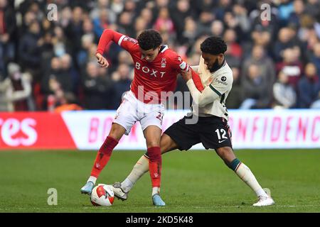 Brennan Johnson aus Nottingham Forest kämpft mit Joe Gomez aus Liverpool während des FA Cup-Spiels zwischen Nottingham Forest und Liverpool am City Ground, Nottingham, am Sonntag, den 20.. März 2022. (Foto von Jon Hobley/MI News/NurPhoto) Stockfoto