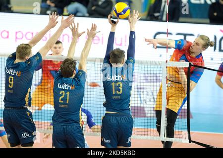 Spike of Donovan Dzavoronok - Vero Volley Monza während der Volleyball Italienischen Serie A Männer Superleague Championship Verona Volley vs Vero Volley Monza am 20. März 2022 beim AGSM Forum in Verona, Italien (Foto von Roberto Tommasini/LiveMedia/NurPhoto) Stockfoto