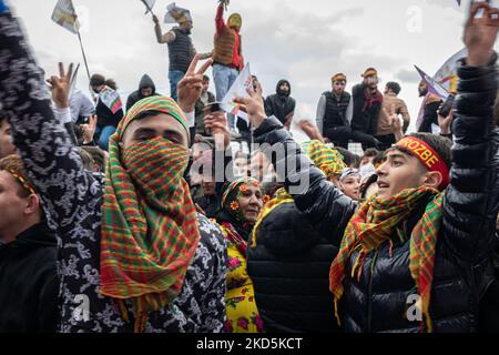 Am 20. März 2022 versammelten sich kurdische Bürger in Istanbul, Türkei, im Veranstaltungsbereich von Yenikapi, um Newroz zu feiern, einen Feiertag in vielen Kulturen des Nahen Ostens, einschließlich der Kurden, zur Anerkennung der Frühlings-Tagundnachtgleiche und der Ankunft des kurdischen Neuen Jahres. Die Veranstaltung wird auch von vielen Wählern und Anhängern der pro-kurdischen Demokratischen Partei der Völker (HDP) besucht. (Foto von Diego Cupolo/NurPhoto) Stockfoto