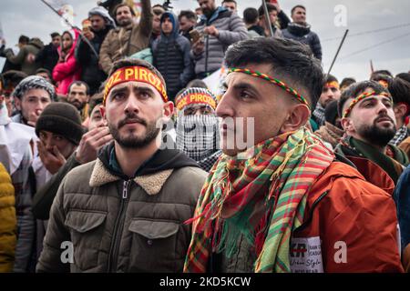 Am 20. März 2022 versammelten sich kurdische Bürger in Istanbul, Türkei, im Veranstaltungsbereich von Yenikapi, um Newroz zu feiern, einen Feiertag in vielen Kulturen des Nahen Ostens, einschließlich der Kurden, zur Anerkennung der Frühlings-Tagundnachtgleiche und der Ankunft des kurdischen Neuen Jahres. Die Veranstaltung wird auch von vielen Wählern und Anhängern der pro-kurdischen Demokratischen Partei der Völker (HDP) besucht. (Foto von Diego Cupolo/NurPhoto) Stockfoto