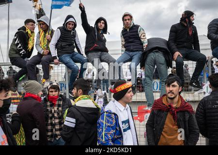 Am 20. März 2022 versammelten sich kurdische Bürger in Istanbul, Türkei, im Veranstaltungsbereich von Yenikapi, um Newroz zu feiern, einen Feiertag in vielen Kulturen des Nahen Ostens, der die Frühlings-Tagundnachtgleiche und die Ankunft des kurdischen Neuen Jahres anerkennt. Die Veranstaltung wird auch von vielen Wählern und Anhängern der pro-kurdischen Demokratischen Partei der Völker (HDP) besucht. (Foto von Diego Cupolo/NurPhoto) Stockfoto